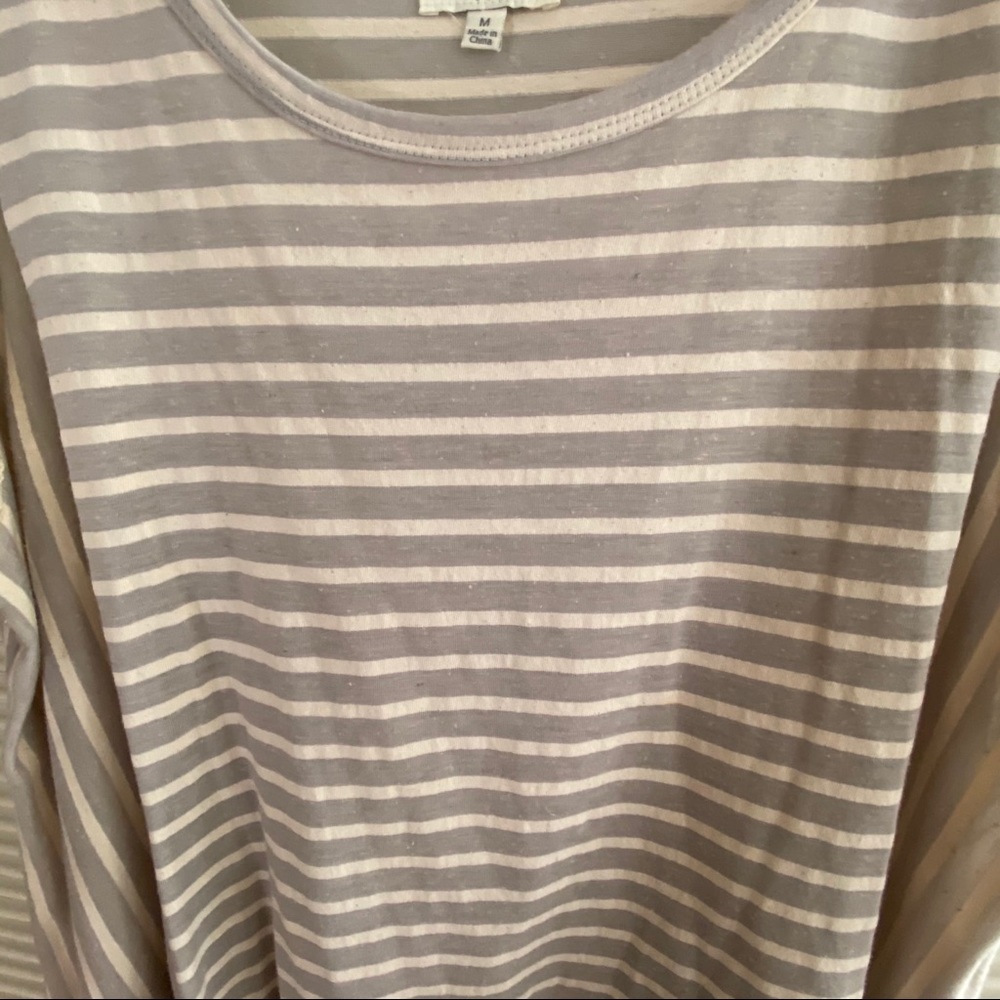 UMGEE Lace Sleeve Side Tail Tunic Top - Picture 5 of 6